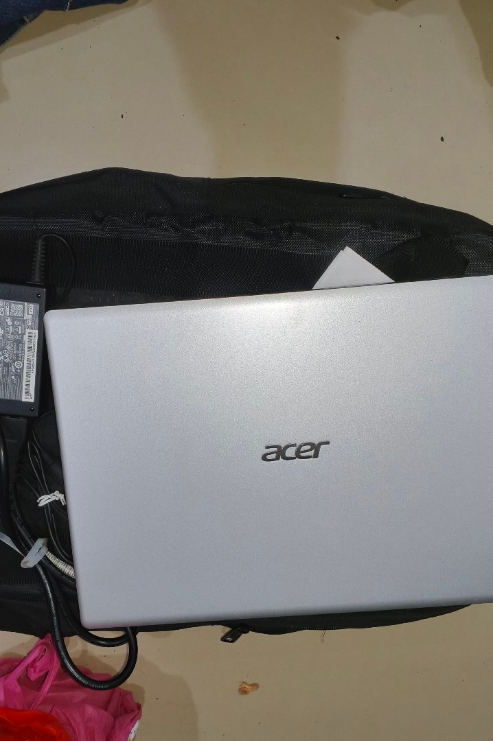 1 Buah Laptop Acer + Cas + Tas (Heri Kiswanto - N/A)